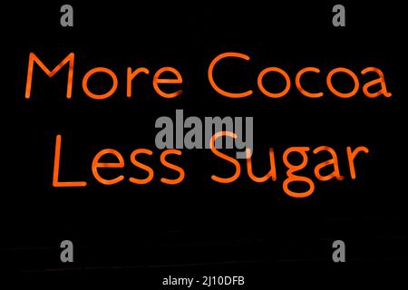 Più cacao meno zucchero segno Foto Stock
