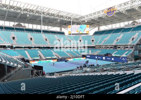 MIAMI GARDENS, Florida - 20 MARZO: Una panoramica del Miami Open Site 2022 rivela il campo da tennis all'Hard Rock Stadium presentato da Itaú il 20 marzo 2022 a Miami Gardens, Florida. Il Miami Open 2022 rivelerà che i fan di Elements possono aspettarsi di divertirsi mentre il torneo si prepara a dare il benvenuto ai fan di tutto il mondo. Credito: MPI10 / MediaPunch Foto Stock