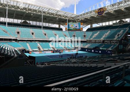 MIAMI GARDENS, Florida - 20 MARZO: Una panoramica del Miami Open Site 2022 rivela il campo da tennis all'Hard Rock Stadium presentato da Itaú il 20 marzo 2022 a Miami Gardens, Florida. Il Miami Open 2022 rivelerà che i fan di Elements possono aspettarsi di divertirsi mentre il torneo si prepara a dare il benvenuto ai fan di tutto il mondo. Credito: MPI10 / MediaPunch Foto Stock