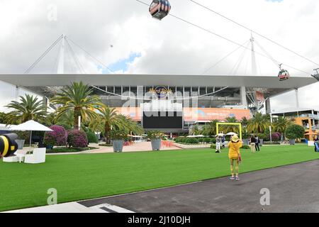 Miami Gardens, Florida, Stati Uniti. 20th Mar 2022. Una vista del Miami Open Site 2022 rivela il campo da tennis all'Hard Rock Stadium presentato da Itaú il 20 marzo 2022 a Miami Gardens, Florida. Il Miami Open 2022 rivelerà che i fan di Elements possono aspettarsi di divertirsi mentre il torneo si prepara a dare il benvenuto ai fan di tutto il mondo. Credit: Mpi10/Media Punch/Alamy Live News Foto Stock