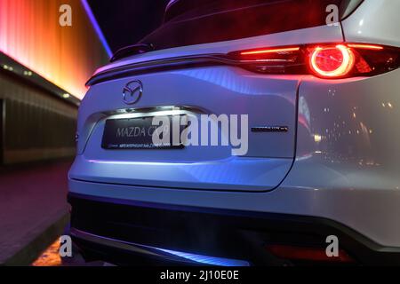 Kiev, Ucraina - 4 dicembre 2021: Mazda CX-9 leggi porta primo piano, auto vicino edificio illuminato, scena notturna Foto Stock