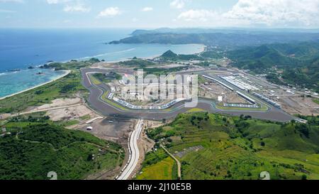 Vista aerea della pista completa del circuito mandalika. Il circuito internazionale di mandalika in Indonesia. Lombok, Indonesia, 22 marzo 2022 Foto Stock