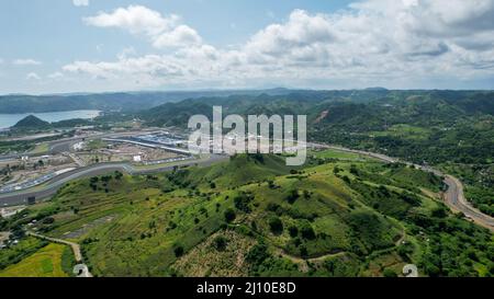 Vista aerea della pista completa del circuito mandalika. Il circuito internazionale di mandalika in Indonesia. Lombok, Indonesia, 22 marzo 2022 Foto Stock