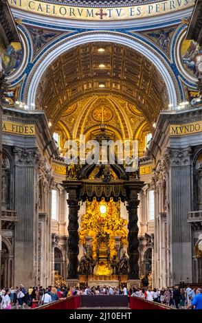 Roma, Italia - 27 maggio 2018: Presbiterio e abside con la Cattedrale di San Pietro Petri all'interno della Cappella del Santissimo Sacramento nella Basilica di San Pietro in Vaticano Foto Stock