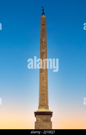 Roma, Italia - 27 maggio 2018: Antico obelisco egiziano in Piazza San Pietro, Piazza San Pietro, di fronte alla Basilica di San Pietro, nel quartiere della Città del Vaticano o Foto Stock