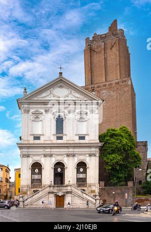 Roma, Italia - 29 maggio 2018: Cattedrale militare di Santa Caterina da Siena a Magnanapoli con Torre delle milizie lungo via Panisperna Foto Stock