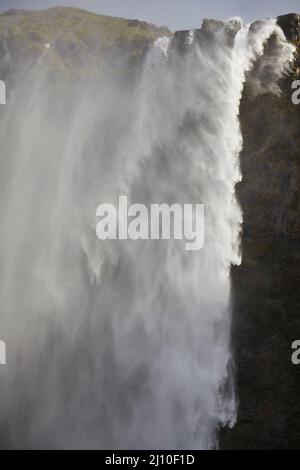 Irrorate in una giornata ventosa, alle Cascate Seljalandsfoss, vicino a Vik, Islanda meridionale. Foto Stock