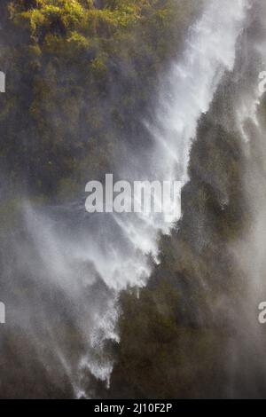 Irrorate in una giornata ventosa, alle Cascate Seljalandsfoss, vicino a Vik, Islanda meridionale. Foto Stock