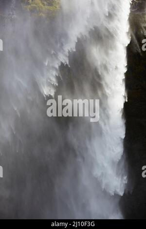 Irrorate in una giornata ventosa, alle Cascate Seljalandsfoss, vicino a Vik, Islanda meridionale. Foto Stock