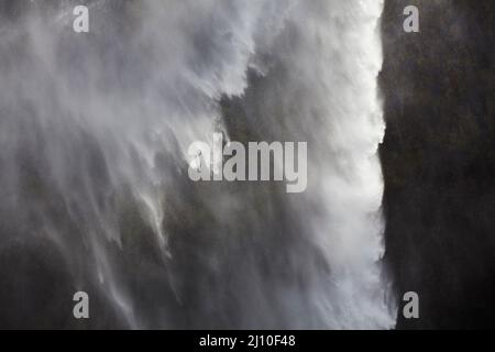 Irrorate in una giornata ventosa, alle Cascate Seljalandsfoss, vicino a Vik, Islanda meridionale. Foto Stock