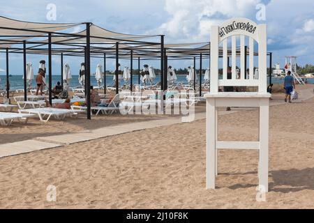 Zaozernoe, distretto di Saksky, Evpatoria, Crimea, Russia - 22 luglio 2021: Una sedia enorme sulla spiaggia Super Aqua del villaggio turistico di Zaozernoye, Saksk Foto Stock