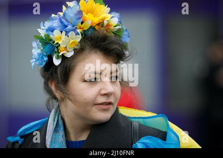 New York, Stati Uniti. 20th Mar 2022. Circa duecento persone, per lo più ucraine ma con alcuni russi, si sono radunate e hanno pronunciato discorsi contro l'invasione russa di Putin dell'Ucraina, nella sezione di Brighton Beach di Brooklyn, NY il 20 marzo 2022. (Foto di John Rudoff/Sipa USA) Credit: Sipa USA/Alamy Live News Foto Stock