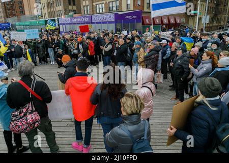 New York, Stati Uniti. 20th Mar 2022. Circa duecento persone, per lo più ucraine ma con alcuni russi, si sono radunate e hanno pronunciato discorsi contro l'invasione russa di Putin dell'Ucraina, nella sezione di Brighton Beach di Brooklyn, NY il 20 marzo 2022. (Foto di John Rudoff/Sipa USA) Credit: Sipa USA/Alamy Live News Foto Stock