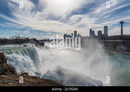 Lato Americano delle Cascate del Niagara in inverno Sunny Morning. Foto Stock
