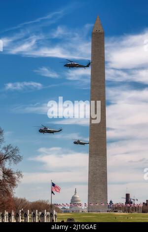 Elicotteri in volo al Washington Monument con il Presidente degli Stati Uniti, Washington, DC, USA Foto Stock