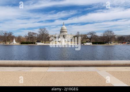 Edificio del Campidoglio degli Stati Uniti nella giornata di sole a Washington DC. Foto Stock