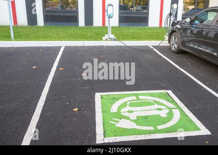 Punti di ricarica per veicoli elettrici in un parcheggio Foto Stock