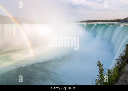 Lunga esposizione delle cascate Horseshoe in una giornata d'autunno soleggiata Foto Stock