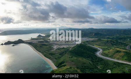 Vista aerea della pista completa del circuito mandalika. Il circuito internazionale di mandalika in Indonesia. Lombok, Indonesia, 22 marzo 2022 Foto Stock