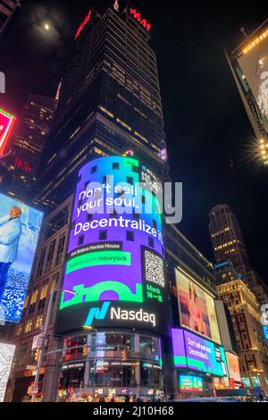 NASDAQ edificio di notte in Time Square, New York, USA Foto Stock