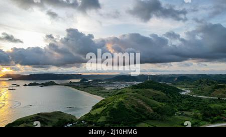 Vista aerea della pista completa del circuito mandalika. Il circuito internazionale di mandalika in Indonesia. Lombok, Indonesia, 22 marzo 2022 Foto Stock