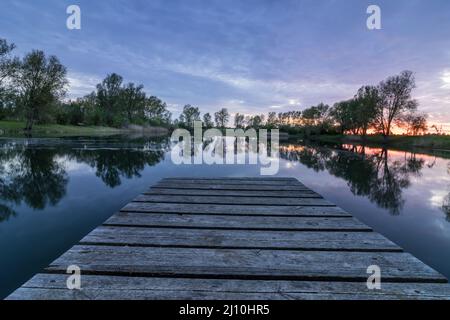 Vista panoramica su un lago nell'Oderteich, sulle montagne Harz Foto Stock