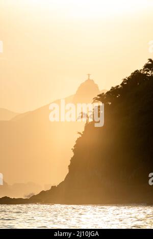 Tramonto tropicale con il monumento di cristo redentore sullo sfondo. Rio de Janeiro Foto Stock