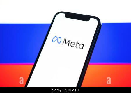 Poltava, Ucraina - 21 marzo 2022: Meta in Russia. Nuovo logo Facebook contro l'immagine di sfondo della bandiera russa. Azienda bloccata e vietata Foto Stock
