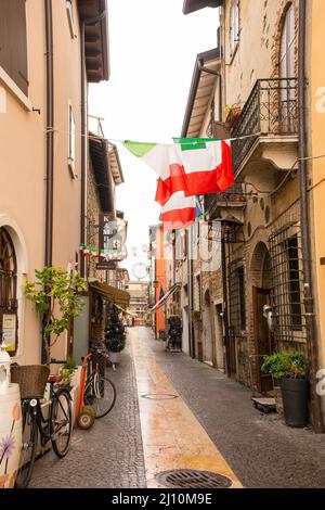 Lazise, Italia - Dicembre 27th 2021. Una tranquilla strada secondaria a Lazise sulle rive del lago di Garda, provincia di Verona, Veneto, nord-est Italia Foto Stock