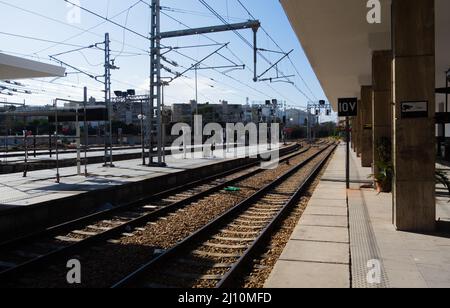 CASABLANCA, MAROCCO - 20 NOVEMBRE; 2018 stazione ferroviaria principale vuota e piattaforme Foto Stock