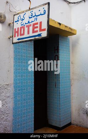 CASABLANCA, MAROCCO - 20 NOVEMBRE; ingresso dell'HOTEL 2018 in piastrelle blu Foto Stock