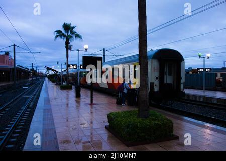 CASABLANCA, MAROCCO - 20 NOVEMBRE; 2018 stazione ferroviaria principale e piattaforme con la fine del treno Foto Stock