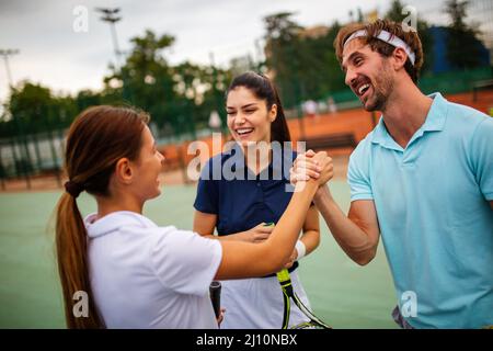 Gruppo di giocatori di tennis che danno una stretta di mano dopo una partita Foto Stock