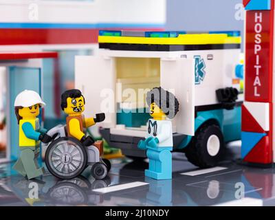 Tambov, Federazione Russa - 11 marzo 2022 il personale dell'ospedale Lego ha spinto una minifcifra Lego in una sedia a rotelle in un'ambulanza Foto Stock