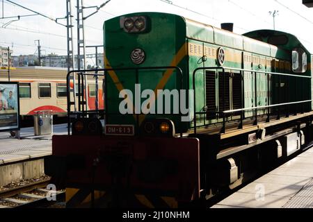 CASABLANCA, MAROCCO - 20 NOVEMBRE; 2018 shunting motore alla stazione ferroviaria principale e piattaforme Foto Stock