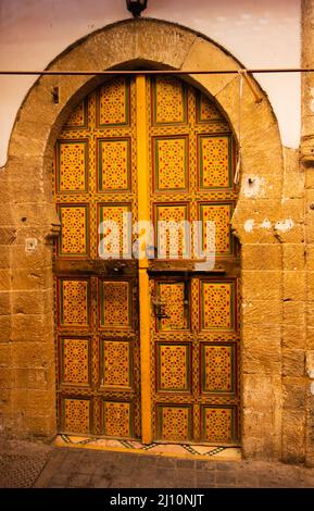 CASABLANCA, MAROCCO - 20 NOVEMBRE; 2018 porta tradizionale in giallo e oro Foto Stock