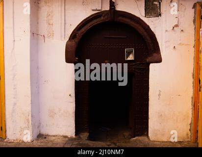 CASABLANCA, MAROCCO - 20 NOVEMBRE; 2018 porta tradizionale nella città vecchia Foto Stock