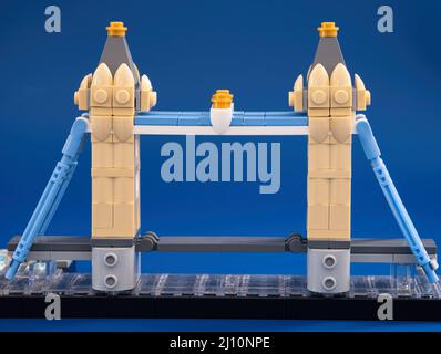 Tambov, Federazione russa - 11 marzo 2022 Lego London Tower Bridge su sfondo blu. LEGO Architecture Skyline Collection. Foto Stock