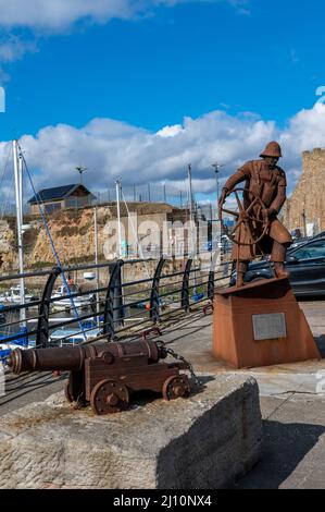La statua Coxswain a Seaham Harbour Marina Foto Stock