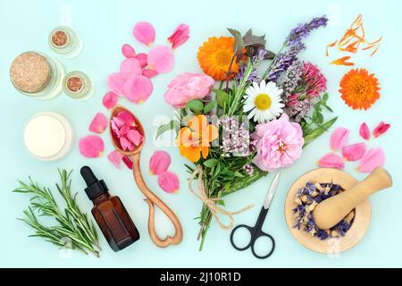 Fiori ed erbe per la preparazione di oli essenziali di aromaterapia e crema idratante. Concetto di assistenza sanitaria per la medicina naturale delle piante di erbe. Foto Stock