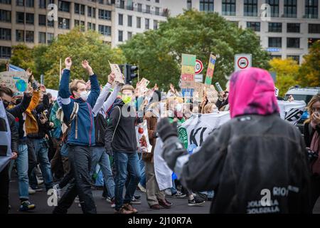 Berlino, Germania. 22nd Ott 2021. Il 22nd ottobre 2021 diverse decine di migliaia di persone provenienti da tutta la Germania si sono unite un venerdì per una futura protesta a Berlino. Vogliono esercitare pressioni sui negoziatori di coalizione della SPD, dei Verdi e del FDP affinché mantengano le promesse elettorali e mantengano l’obiettivo di 1,5 gradi. Questa settimana FFF ha presentato una lista di richieste al nuovo governo. La dimostrazione doveva essere terminata prematuramente a causa di un avvertimento di tempesta di tuono. (Foto di Alexander Pohl/Sipa USA) Credit: Sipa USA/Alamy Live News Foto Stock