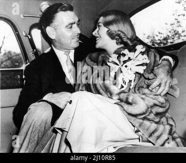 CLARK GABLE e la sua moglie SYLVIA ASHLEY del 4th il 22th dicembre 1949 in partenza dal ranch di Encino di Gable per la loro luna di miele a Honolulu dopo il loro matrimonio due giorni prima della pubblicità per Metro Goldwyn Mayer Foto Stock