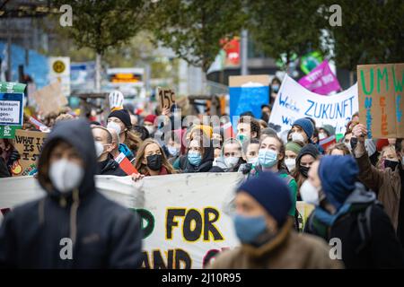 Berlino, Germania. 22nd Ott 2021. Il 22nd ottobre 2021 diverse decine di migliaia di persone provenienti da tutta la Germania si sono unite un venerdì per una futura protesta a Berlino. Vogliono esercitare pressioni sui negoziatori di coalizione della SPD, dei Verdi e del FDP affinché mantengano le promesse elettorali e mantengano l’obiettivo di 1,5 gradi. Questa settimana FFF ha presentato una lista di richieste al nuovo governo. La dimostrazione doveva essere terminata prematuramente a causa di un avvertimento di tempesta di tuono. (Foto di Alexander Pohl/Sipa USA) Credit: Sipa USA/Alamy Live News Foto Stock