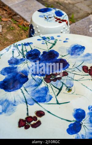 Un tradizionale tavolo e sedie in porcellana cinese blu e bianco Foto Stock