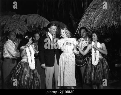 CLARK GABLE e la sua moglie SYLVIA ASHLEY del 4th nel dicembre 1949 alle Hawaii visitando Don il ristorante Beachcomber's Pubblicità per Metro Goldwyn Mayer Foto Stock