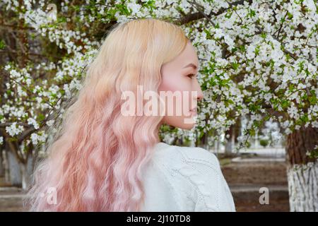 Ragazza asiatica con fiori di primavera Foto Stock