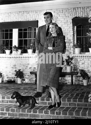 Gli sposi novelli CLARK GABLE e la sua moglie SYLVIA ASHLEY nel 4th al ranch Encino di Gable in California con il suo cane Dachshund DOG ROVER all'inizio del 1950 pubblicità per Metro Goldwyn Mayer Foto Stock