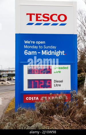 Cartello della stazione di servizio Tesco, Irvine, North Ayrshire, Scozia, UK Foto Stock