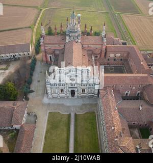 Veduta aerea della Certosa di Pavia un complesso monumentale storico che comprende un monastero e un santuario, una corte verde e una chiesa, santuario nel pro Foto Stock