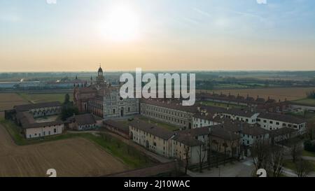 Veduta aerea della Certosa di Pavia un complesso monumentale storico che comprende un monastero e un santuario, una corte verde e una chiesa, santuario nel pro Foto Stock